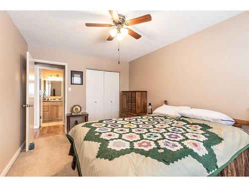 11-512 Mccutcheon Drive Nw, Medicine Hat, AB - Indoor Photo Showing Bedroom