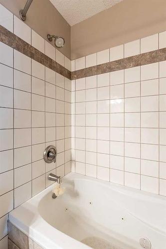 11-512 Mccutcheon Drive Nw, Medicine Hat, AB - Indoor Photo Showing Bathroom