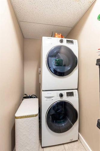 11-512 Mccutcheon Drive Nw, Medicine Hat, AB - Indoor Photo Showing Laundry Room