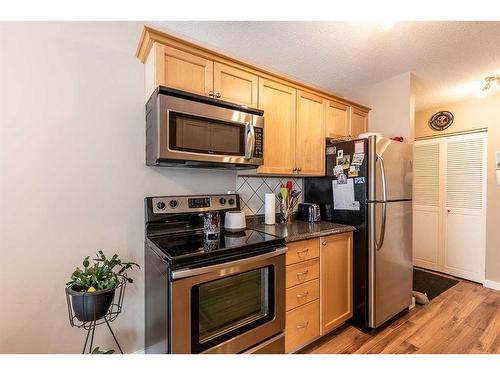 11-512 Mccutcheon Drive Nw, Medicine Hat, AB - Indoor Photo Showing Kitchen With Stainless Steel Kitchen