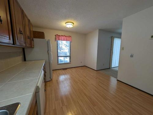 2883 22 Avenue Se, Medicine Hat, AB - Indoor Photo Showing Kitchen