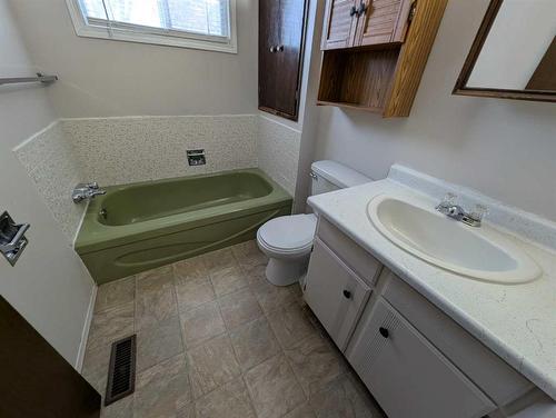 2883 22 Avenue Se, Medicine Hat, AB - Indoor Photo Showing Bathroom