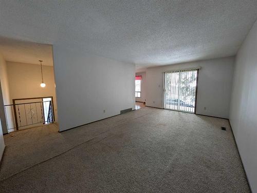 2883 22 Avenue Se, Medicine Hat, AB - Indoor Photo Showing Other Room