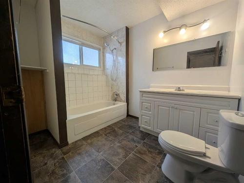 2883 22 Avenue Se, Medicine Hat, AB - Indoor Photo Showing Bathroom