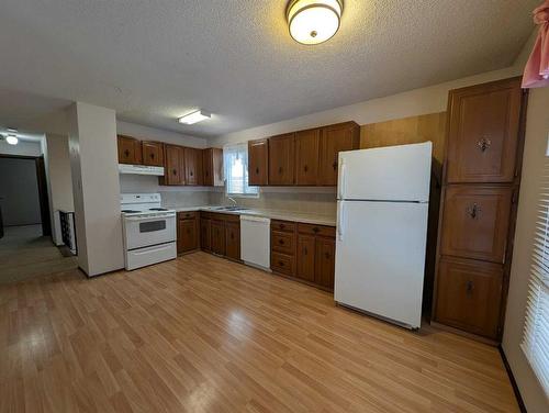 2883 22 Avenue Se, Medicine Hat, AB - Indoor Photo Showing Kitchen