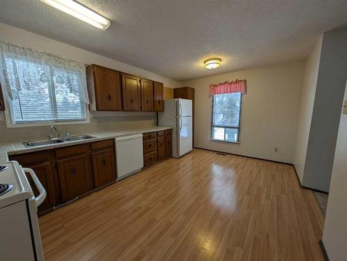 2883 22 Avenue Se, Medicine Hat, AB - Indoor Photo Showing Kitchen With Double Sink