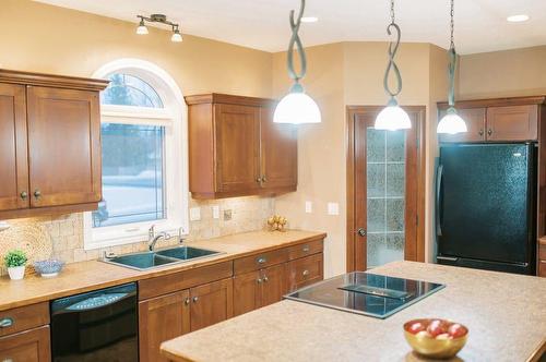 6002 52 Avenue, Stettler, AB - Indoor Photo Showing Kitchen With Double Sink