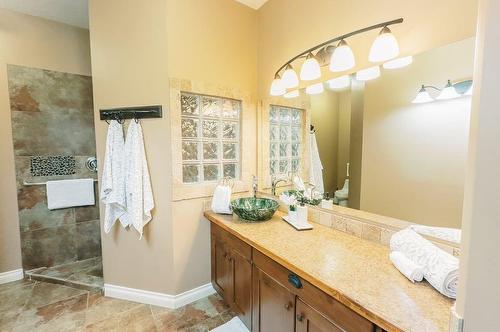 6002 52 Avenue, Stettler, AB - Indoor Photo Showing Bathroom