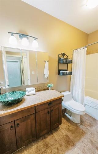 6002 52 Avenue, Stettler, AB - Indoor Photo Showing Bathroom