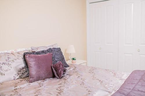 6002 52 Avenue, Stettler, AB - Indoor Photo Showing Bedroom