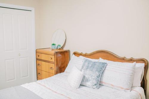 6002 52 Avenue, Stettler, AB - Indoor Photo Showing Bedroom