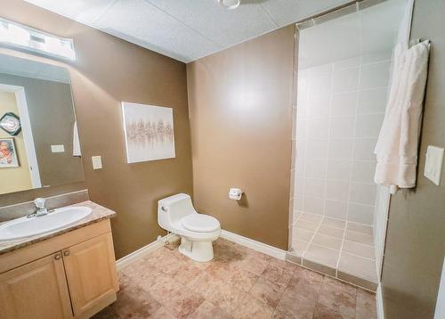 6002 52 Avenue, Stettler, AB - Indoor Photo Showing Bathroom