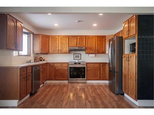 8 Rideau Close Se, Medicine Hat, AB - Indoor Photo Showing Kitchen With Stainless Steel Kitchen