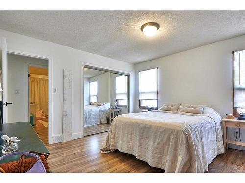 8 Rideau Close Se, Medicine Hat, AB - Indoor Photo Showing Bedroom