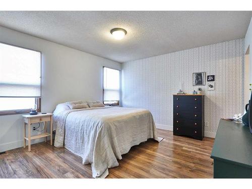 8 Rideau Close Se, Medicine Hat, AB - Indoor Photo Showing Bedroom