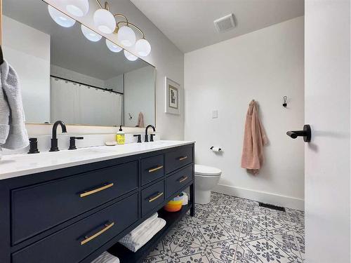 8 Rideau Close Se, Medicine Hat, AB - Indoor Photo Showing Bathroom