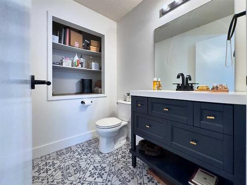 8 Rideau Close Se, Medicine Hat, AB - Indoor Photo Showing Bathroom