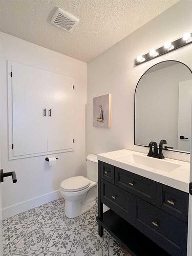 8 Rideau Close Se, Medicine Hat, AB - Indoor Photo Showing Bathroom