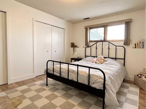 8 Rideau Close Se, Medicine Hat, AB - Indoor Photo Showing Bedroom