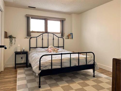 8 Rideau Close Se, Medicine Hat, AB - Indoor Photo Showing Bedroom