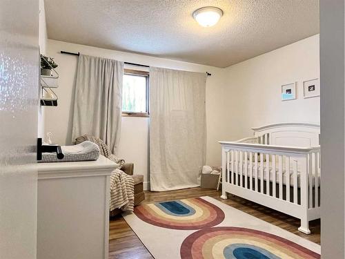 8 Rideau Close Se, Medicine Hat, AB - Indoor Photo Showing Bedroom