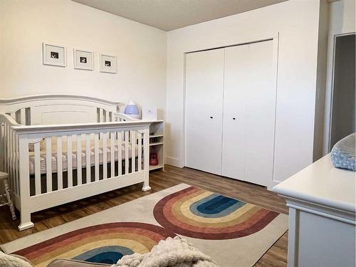 8 Rideau Close Se, Medicine Hat, AB - Indoor Photo Showing Bedroom