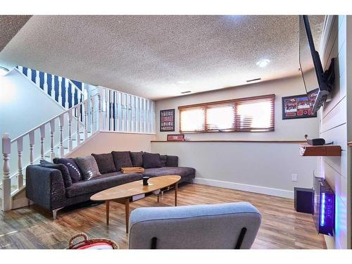 8 Rideau Close Se, Medicine Hat, AB - Indoor Photo Showing Living Room