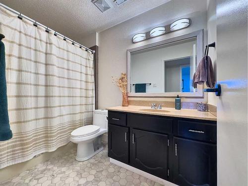 8 Rideau Close Se, Medicine Hat, AB - Indoor Photo Showing Bathroom