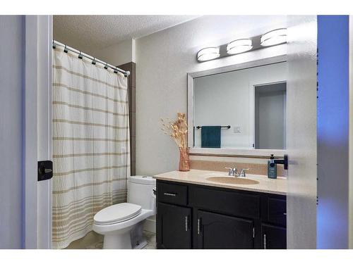 8 Rideau Close Se, Medicine Hat, AB - Indoor Photo Showing Bathroom