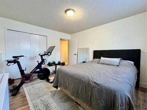 8 Rideau Close Se, Medicine Hat, AB - Indoor Photo Showing Bedroom