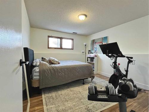 8 Rideau Close Se, Medicine Hat, AB - Indoor Photo Showing Bedroom