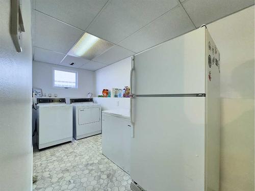 8 Rideau Close Se, Medicine Hat, AB - Indoor Photo Showing Laundry Room