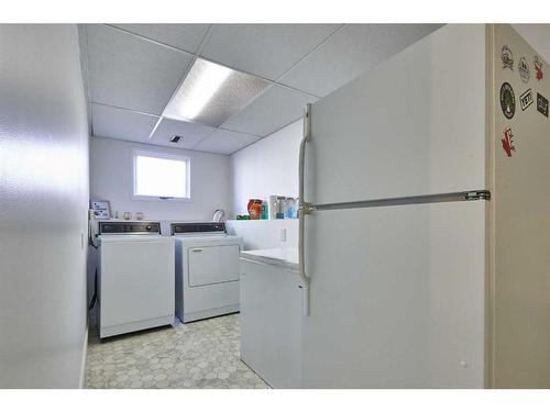 8 Rideau Close Se, Medicine Hat, AB - Indoor Photo Showing Laundry Room