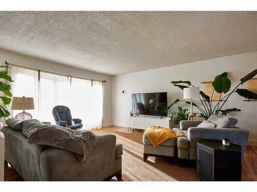 8 Rideau Close Se, Medicine Hat, AB - Indoor Photo Showing Living Room