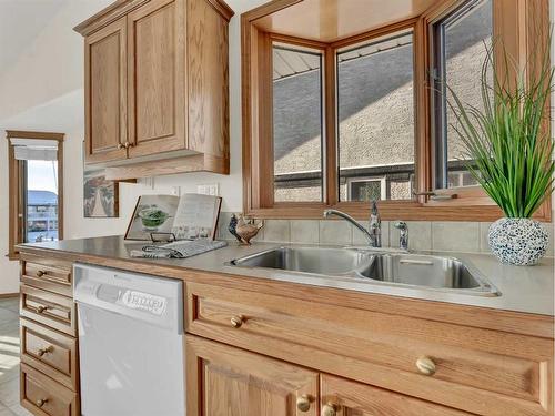 305 Park Meadows Lane Se, Medicine Hat, AB - Indoor Photo Showing Kitchen With Double Sink