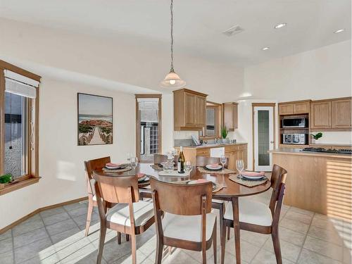 305 Park Meadows Lane Se, Medicine Hat, AB - Indoor Photo Showing Dining Room