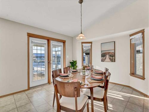 305 Park Meadows Lane Se, Medicine Hat, AB - Indoor Photo Showing Dining Room