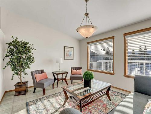 305 Park Meadows Lane Se, Medicine Hat, AB - Indoor Photo Showing Living Room