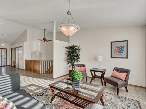 305 Park Meadows Lane Se, Medicine Hat, AB - Indoor Photo Showing Living Room