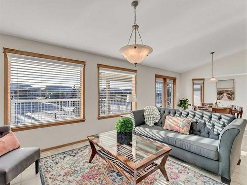 305 Park Meadows Lane Se, Medicine Hat, AB - Indoor Photo Showing Living Room