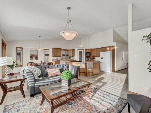 305 Park Meadows Lane Se, Medicine Hat, AB - Indoor Photo Showing Living Room