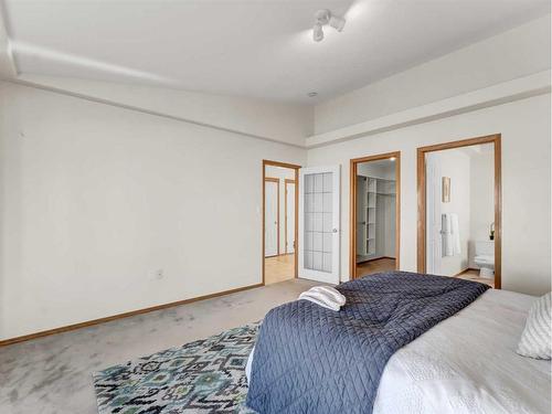 305 Park Meadows Lane Se, Medicine Hat, AB - Indoor Photo Showing Bedroom