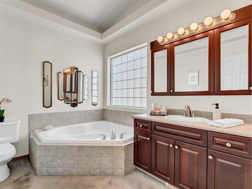 305 Park Meadows Lane Se, Medicine Hat, AB - Indoor Photo Showing Bathroom