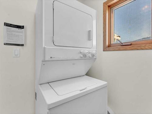 305 Park Meadows Lane Se, Medicine Hat, AB - Indoor Photo Showing Laundry Room