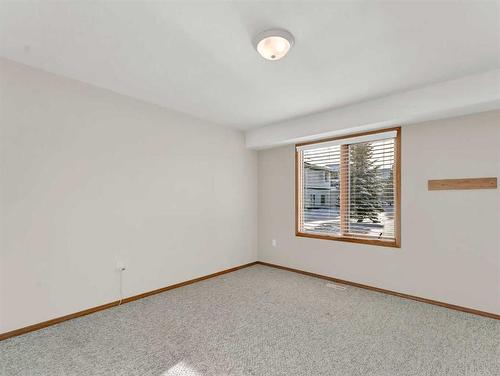 305 Park Meadows Lane Se, Medicine Hat, AB - Indoor Photo Showing Other Room