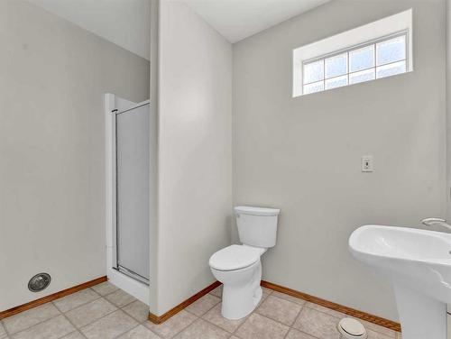 305 Park Meadows Lane Se, Medicine Hat, AB - Indoor Photo Showing Bathroom