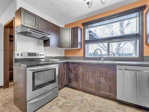 165 Centre Street, Tilley, AB - Indoor Photo Showing Kitchen