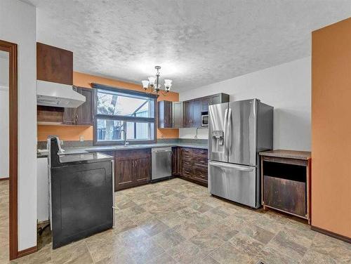 165 Centre Street, Tilley, AB - Indoor Photo Showing Kitchen