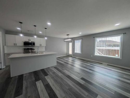 5220 Southlands Drive Se, Medicine Hat, AB - Indoor Photo Showing Kitchen With Upgraded Kitchen