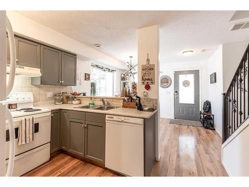 401 Washington Way Se, Medicine Hat, AB - Indoor Photo Showing Kitchen With Double Sink